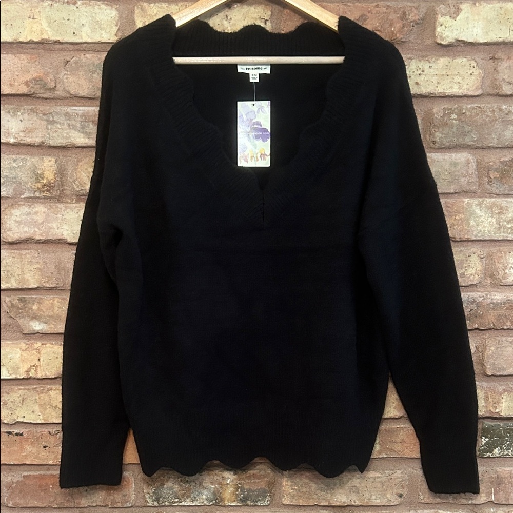 NWT Eesome Classic Black Scalloped V-Neck Sweater S/M Oversized
